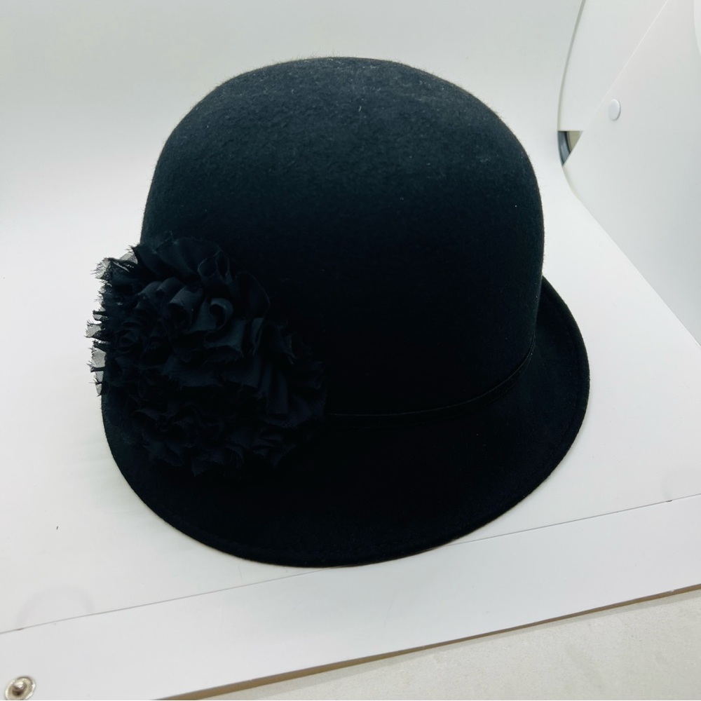 NWOT August Hats Cliche Hat with Decoration. Black